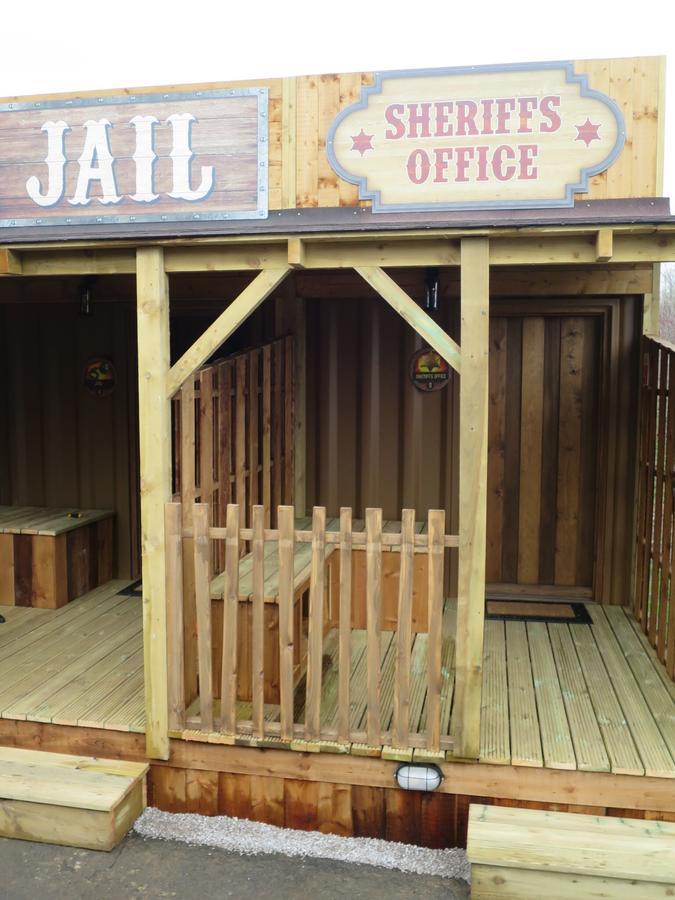 Adventurer'S Village ミルトン・ケインズ エクステリア 写真